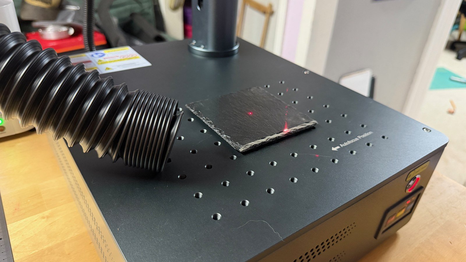 Monport GM Pro workbench showing the marked autofocus sensing position and red guide dots